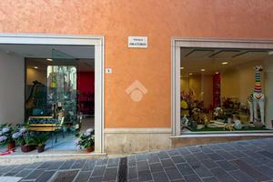 NEGOZIO A DESENZANO DEL GARDA