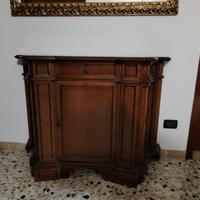 Credenza in legno scuro con cassetto e sportelli