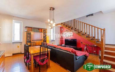 TRILOCALE SU DUE LIVELLI IN CORTE