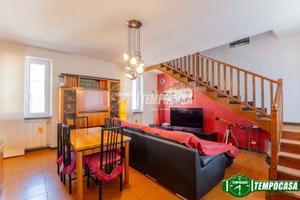 TRILOCALE SU DUE LIVELLI IN CORTE