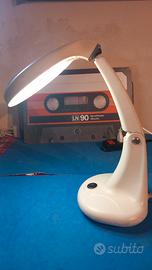 Lampada da tavolo con lente di ingrandimento