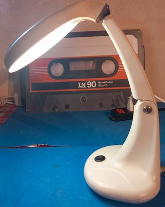 Lampada da tavolo con lente di ingrandimento