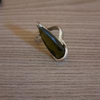 Anello in metallo con pietra verde