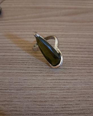 Anello in metallo con pietra verde
