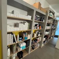 SCAFFALI NEGOZIO MODULARI SU MISURA