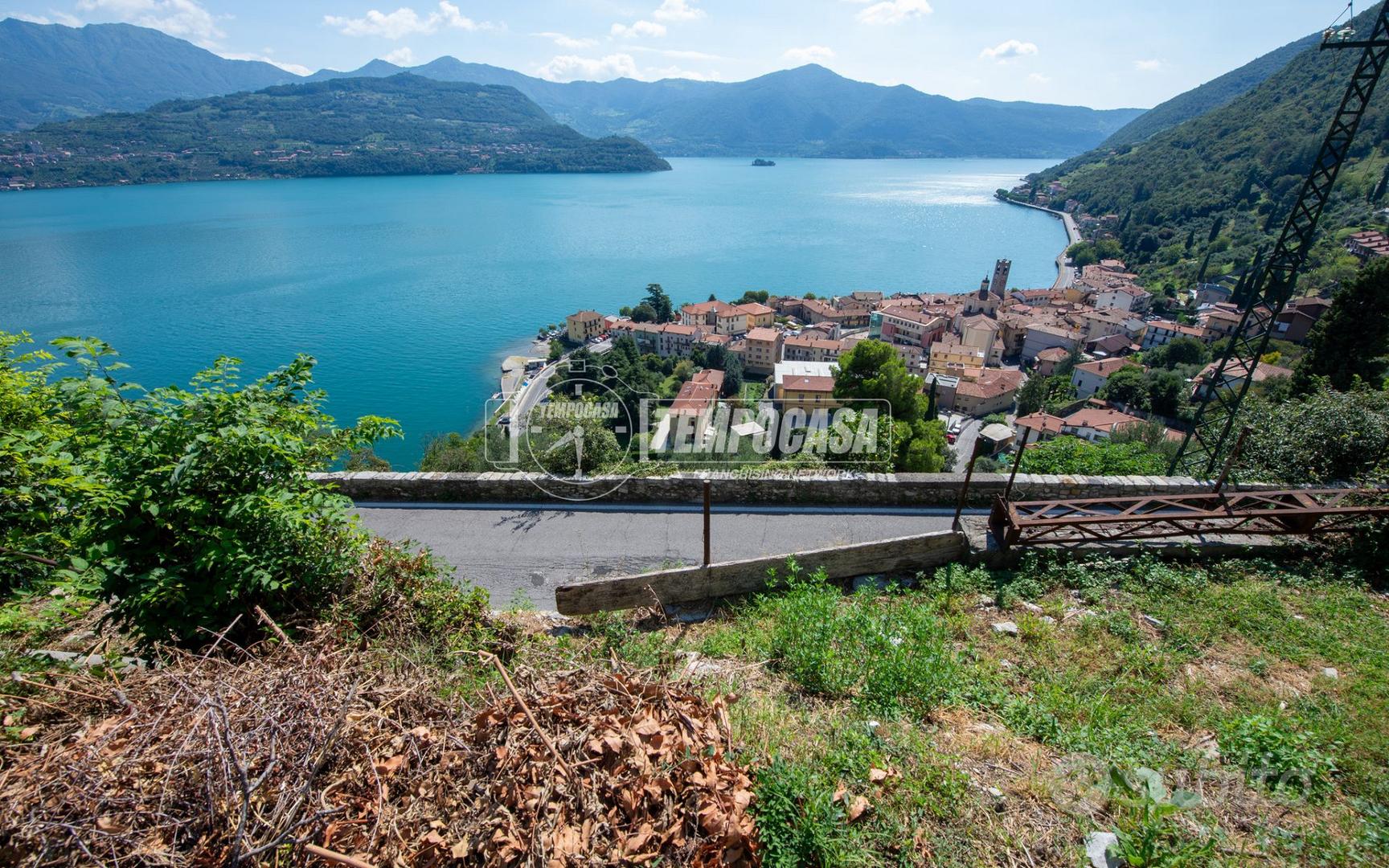 TERRENO DI 900 MQ CON MAGAZZINO E VISTA PANORAMICA - Vista 2
