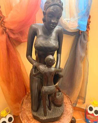 Scultura africana in legno massiccio