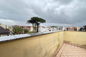 MANSARDA A GIUGLIANO IN CAMPANIA