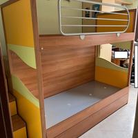 Letto a castello con scala e passaggio contenitori