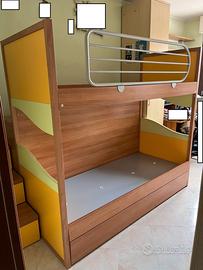 Letto a castello con scala e passaggio contenitori