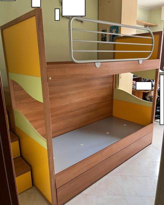 Letto a castello con scala e passaggio contenitori