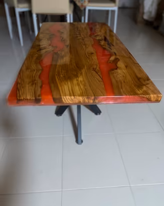 Tavolo da salotto in ulivo e resina