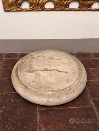 Antica base di colonna in materiale lapideo