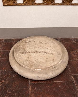 Antica base di colonna in materiale lapideo