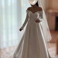 Abito da sposa splendido, con velo e sottogonna