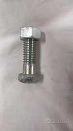 Dadi e bulloni m24