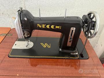 Macchina da cucire Necchi con mobile