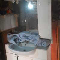 lavandino con specchio completo