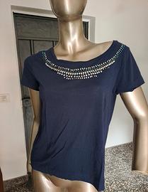 T-SHIRT BLU NAVY CON SCOLLO  DECORATO A PERLINE.