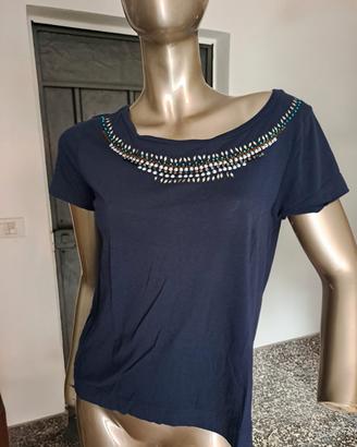 T-SHIRT BLU NAVY CON SCOLLO  DECORATO A PERLINE.