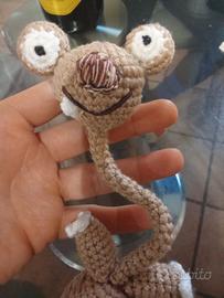 Amigurumi (Sid) dell'era glaciale creato a uncinet