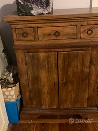 Particolare mobile dei primi del 900 in noce