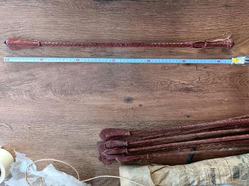 n. 9 frustini di nervo di bue rivestiti di pelle