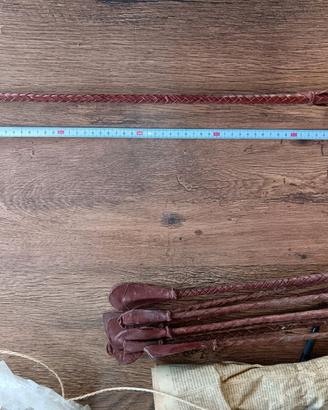 n. 9 frustini di nervo di bue rivestiti di pelle