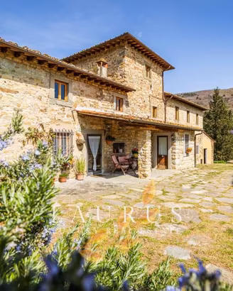 Rustico / Casale di 456 m² con più di 5 locali a P