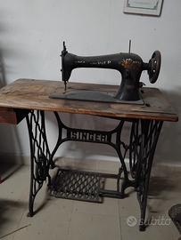 Macchina per cucire Singer antica.