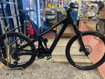 ebike PIVOT SHUTTLE AMP'd 2027 AVINOX M2s PRO tg M