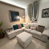 Divano angolare con pouf