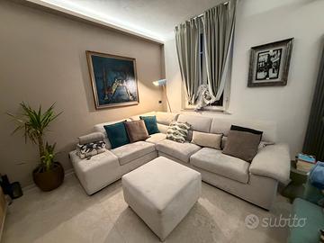 Divano angolare con pouf