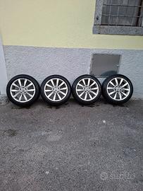 Cerchi in lega originali Volkswagen.