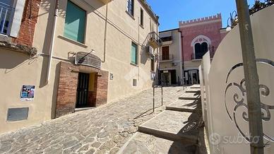 MONOLOCALE A CASTELLABATE