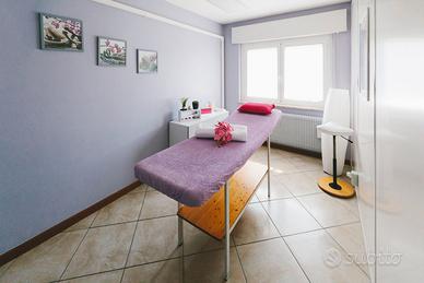 Lettino artigianale con materassino per massaggi