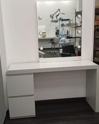 postazione da parrucchiere/make-up con specchio