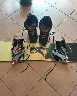 Kit snowboard con scarponi numero 42 (attacchi da 