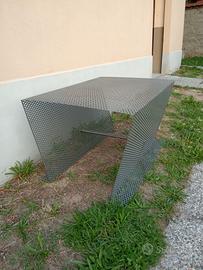omega Max tavolino in lamiera dorata 