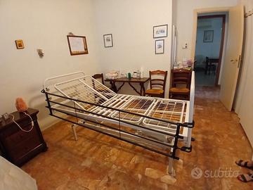 Letto da degenza per anziani con sponde rimovibili