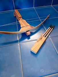 Balestra in legno giocattolo 