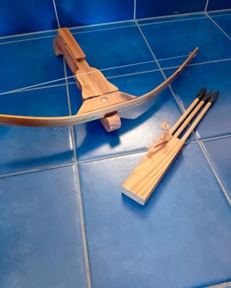 Balestra in legno giocattolo 