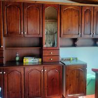 Credenza da cucina in legno massello con pensili