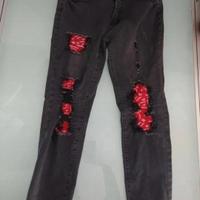 Jeans strappati trap da uomo con toppe rosse