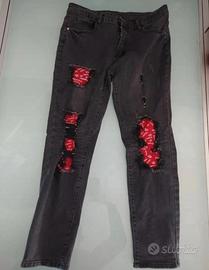 Jeans strappati trap da uomo con toppe rosse