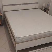 struttura letto matrimoniale con materasso e doghe