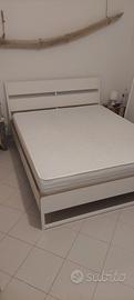 struttura letto matrimoniale con materasso e doghe