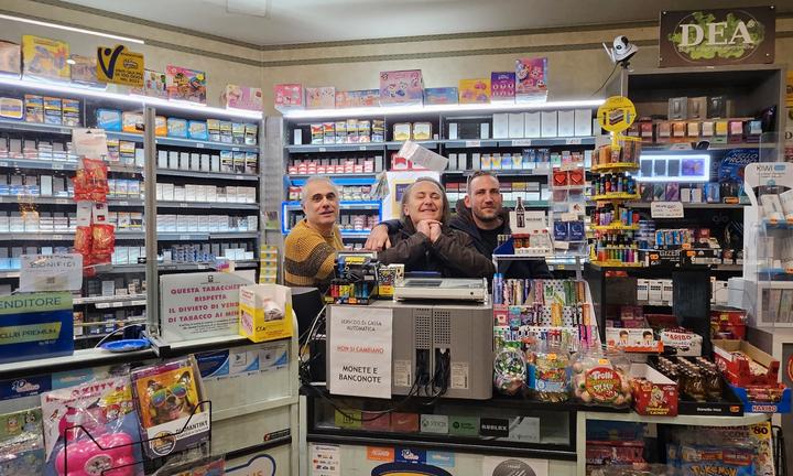 Bar Tabaccheria a Napoli in piazza centralissima