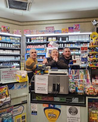 Bar Tabaccheria a Napoli in piazza centralissima