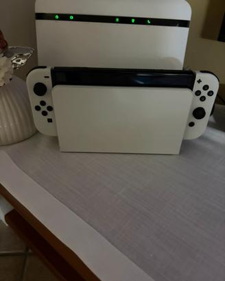 Nintendo Switch - Modello OLED bianca